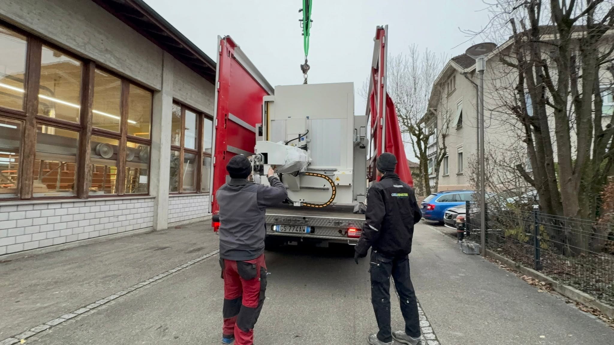 Die Firma Näf installiert die neue Maschine.