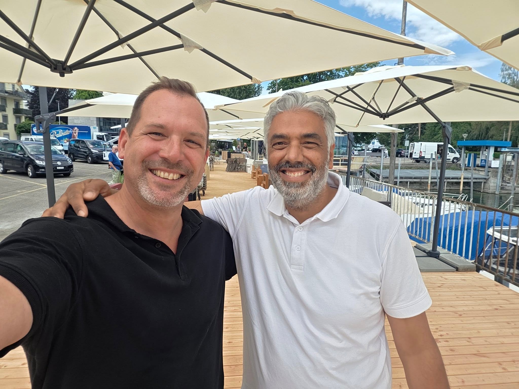Moez Ouerfelli – Panem & Aduana
Moez ist Inhaber des Panem und der Aduana in Romanshorn sowie Gründer der Kulturbühne Panem. Mit viel Herzblut und persönlichem Engagement setzt er sich für Kultur, Begegnungen und ein lebendiges Romanshorn ein.
Vielen Dank, Moez, für deinen grossartigen Einsatz und dein Engagement!